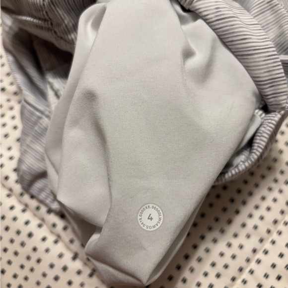 Women’ Lululemon On the Fly Crop - Picture 2 of 3